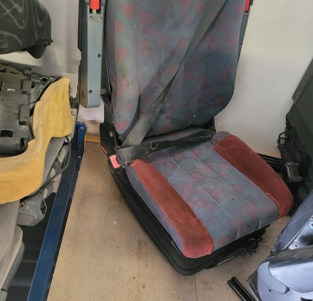 FOTEL KIEROWCY MERCEDES ATEGO CHWALIM116 - Rezerves daļa - Kravas automašīna: foto 3 FOTEL KIEROWCY MERCEDES ATEGO CHWALIM116 - Rezerves daļa - Kravas automašīna: foto 3
