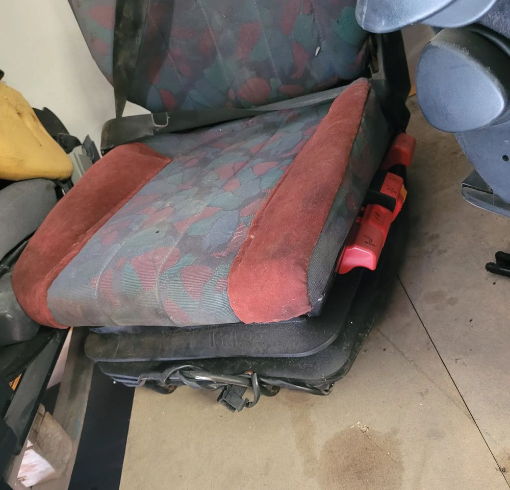 FOTEL KIEROWCY MERCEDES ATEGO CHWALIM116 - Rezerves daļa - Kravas automašīna: foto 2 FOTEL KIEROWCY MERCEDES ATEGO CHWALIM116 - Rezerves daļa - Kravas automašīna: foto 2