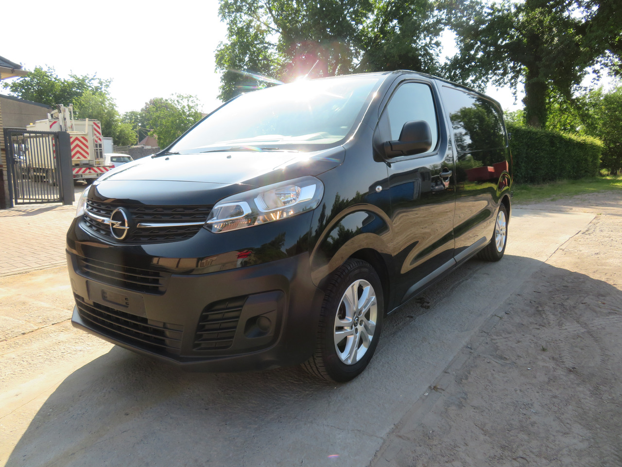 OPEL Vivaro 2.0 Turbo - L2H1 - Mazs furgons: foto 3 OPEL Vivaro 2.0 Turbo - L2H1 - Mazs furgons: foto 3