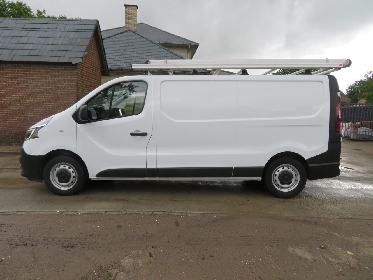 RENAULT Trafic 2.0dCi - L2H1 - Mazs furgons: foto 4 RENAULT Trafic 2.0dCi - L2H1 - Mazs furgons: foto 4
