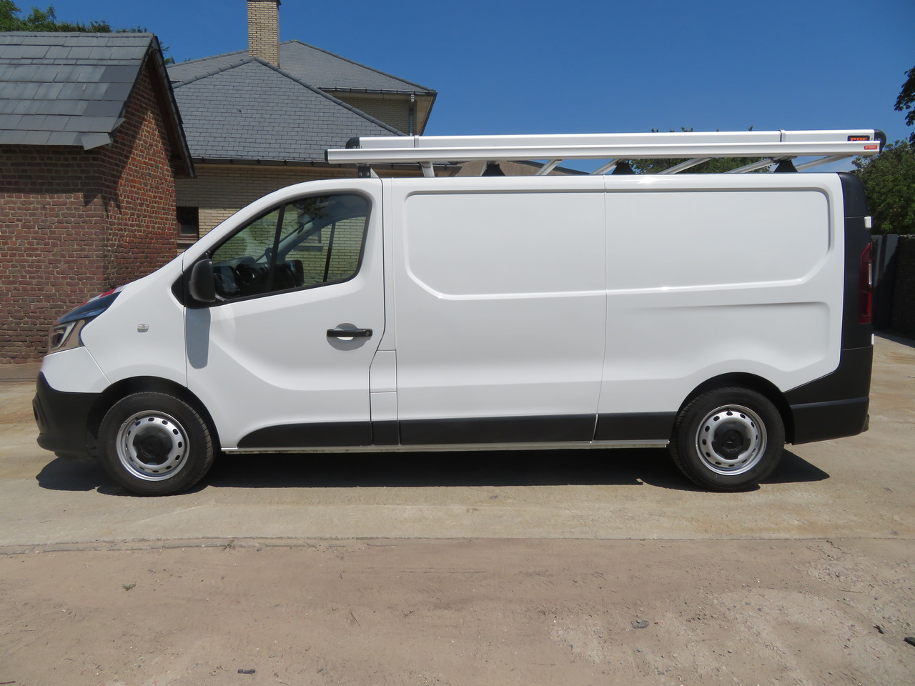 RENAULT Trafic 2.0dCi - L2H1 - Mazs furgons: foto 4 RENAULT Trafic 2.0dCi - L2H1 - Mazs furgons: foto 4