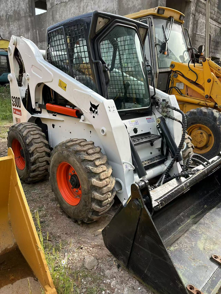 BOBCAT BOBCAT Skid Steer Loader S300 - Kompaktiekrāvējs: foto 1 BOBCAT BOBCAT Skid Steer Loader S300 - Kompaktiekrāvējs: foto 1