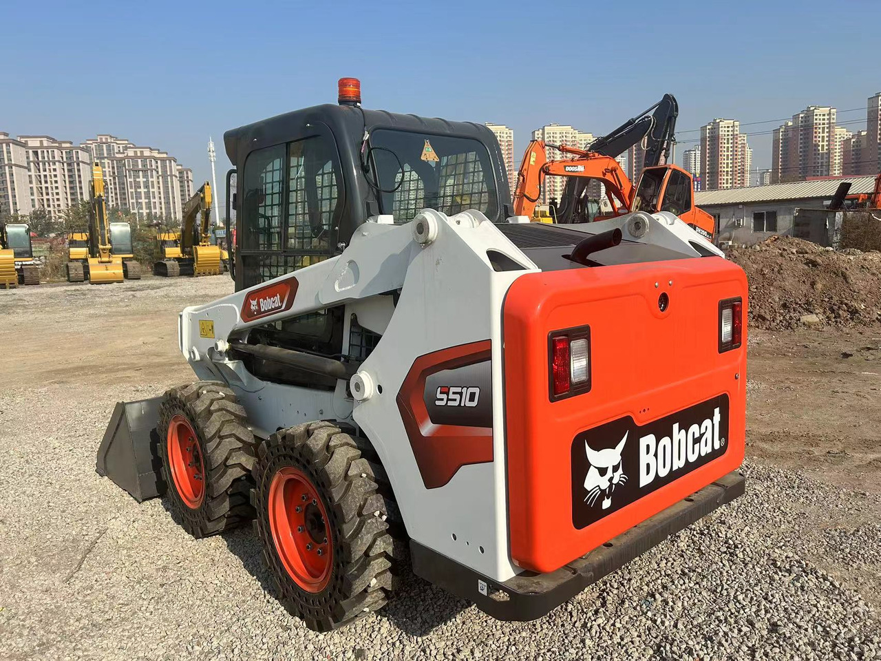 BOBCAT S510 Skid Steer Loader - Kompaktiekrāvējs: foto 4 BOBCAT S510 Skid Steer Loader - Kompaktiekrāvējs: foto 4