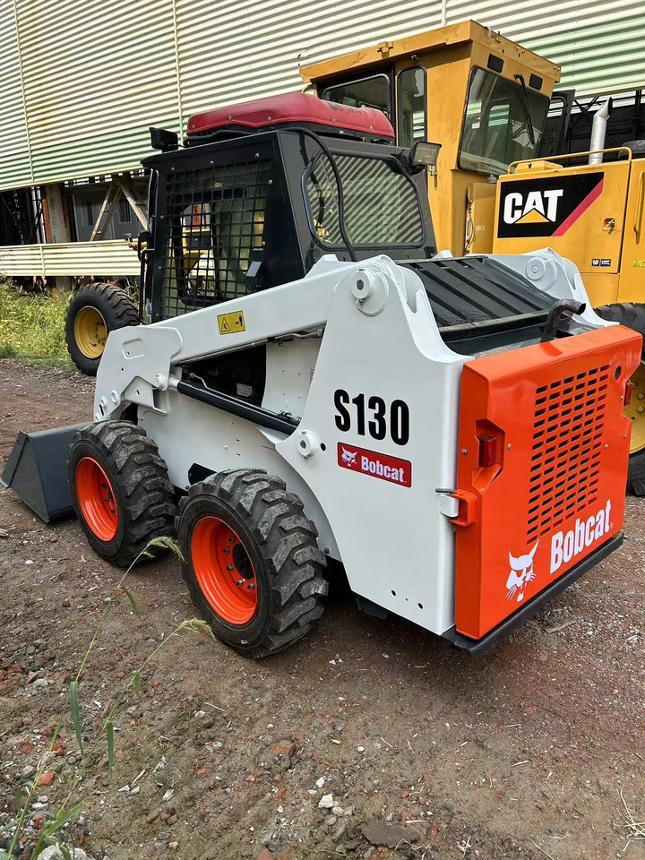 BOBCAT Skid Steer Loader S130 - Kompaktiekrāvējs: foto 1 BOBCAT Skid Steer Loader S130 - Kompaktiekrāvējs: foto 1