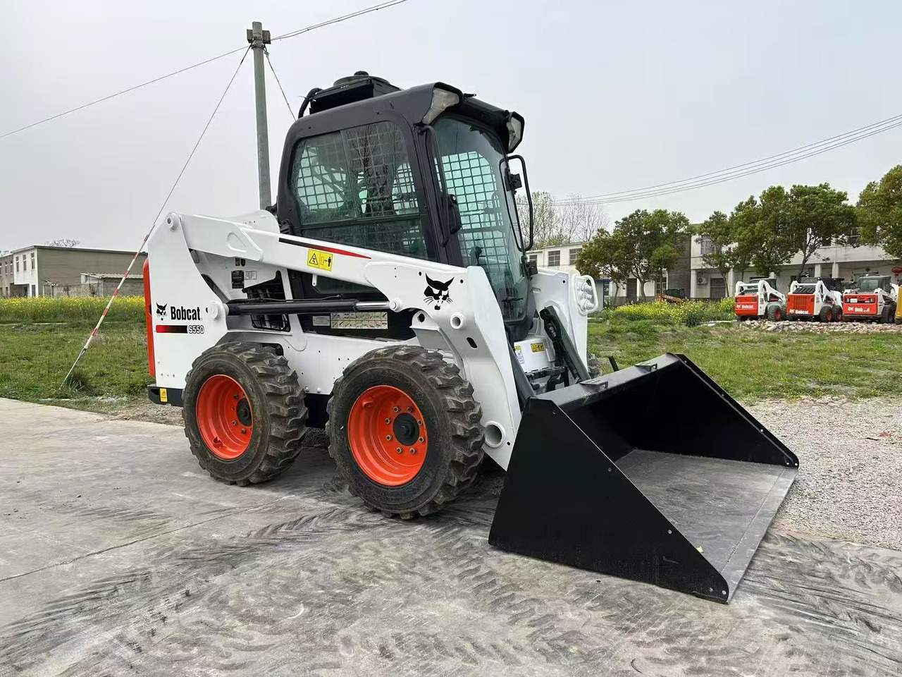 BOBCAT Skid Steer Loader S550 - Kompaktiekrāvējs: foto 1 BOBCAT Skid Steer Loader S550 - Kompaktiekrāvējs: foto 1