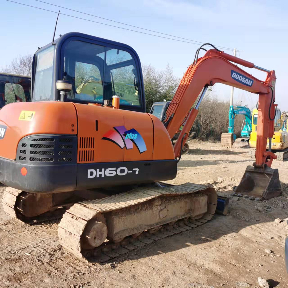 DOOSAN DH60-7 - Kāpurķēžu ekskavators: foto 1 DOOSAN DH60-7 - Kāpurķēžu ekskavators: foto 1