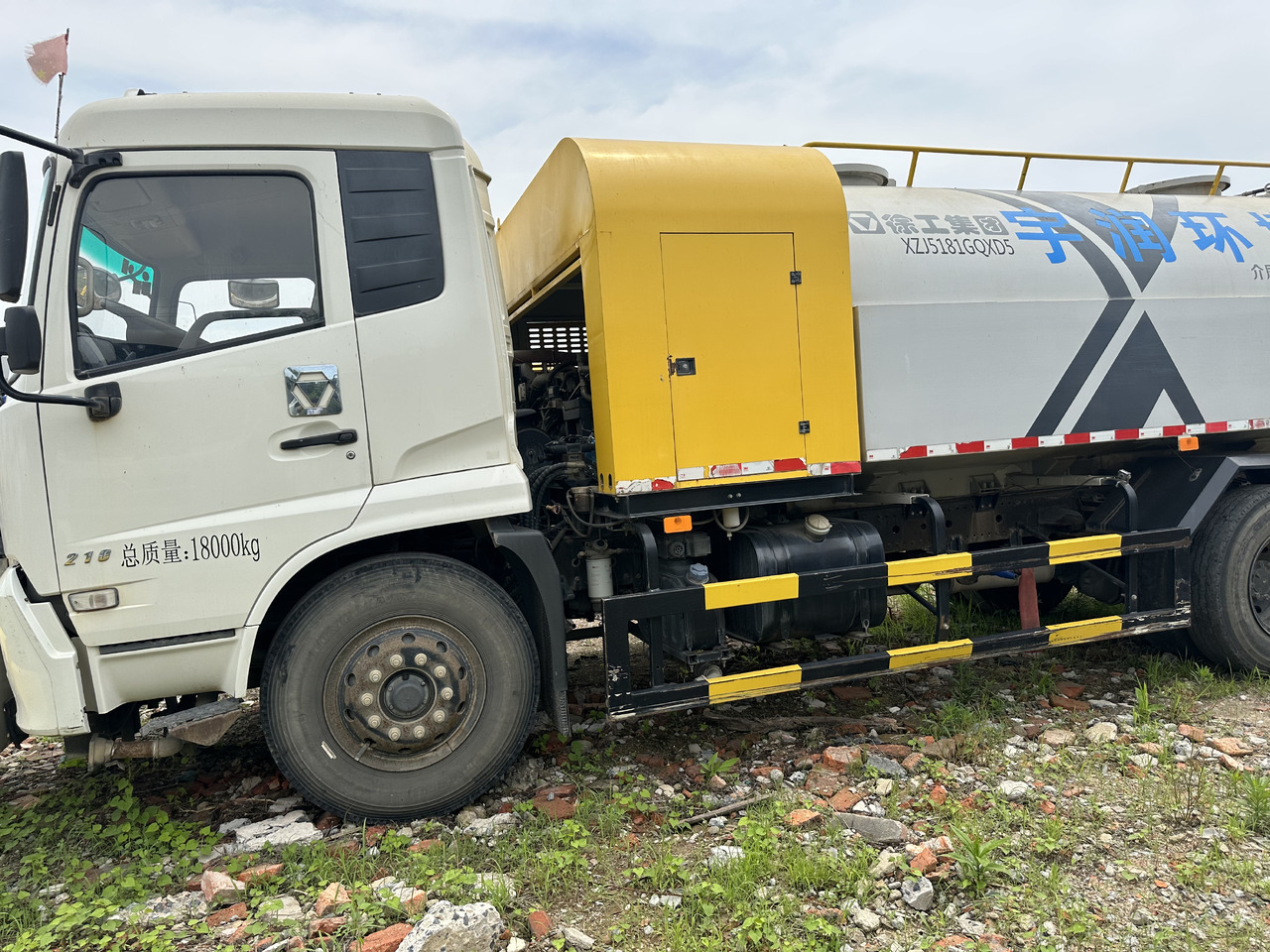 Dongfeng Large Vacuum Suction Truck - Asenizācijas mašīna: foto 4 Dongfeng Large Vacuum Suction Truck - Asenizācijas mašīna: foto 4