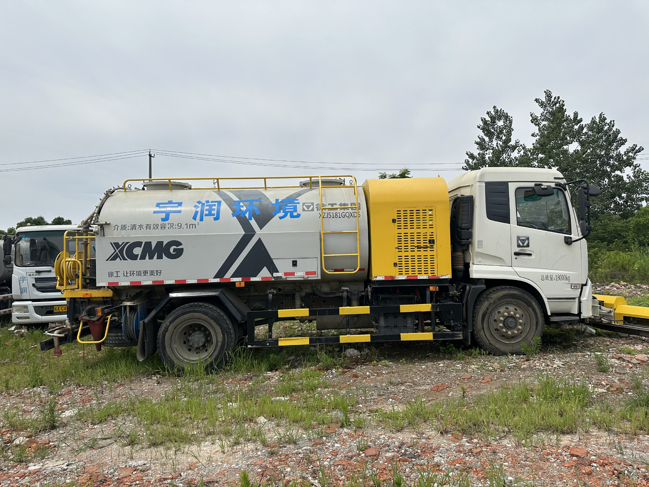Dongfeng Large Vacuum Suction Truck - Asenizācijas mašīna: foto 1 Dongfeng Large Vacuum Suction Truck - Asenizācijas mašīna: foto 1