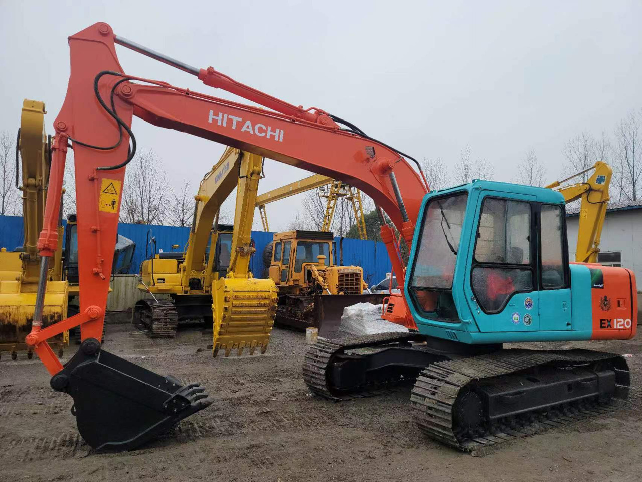 HITACHI EX120-3 - Kāpurķēžu ekskavators: foto 1 HITACHI EX120-3 - Kāpurķēžu ekskavators: foto 1