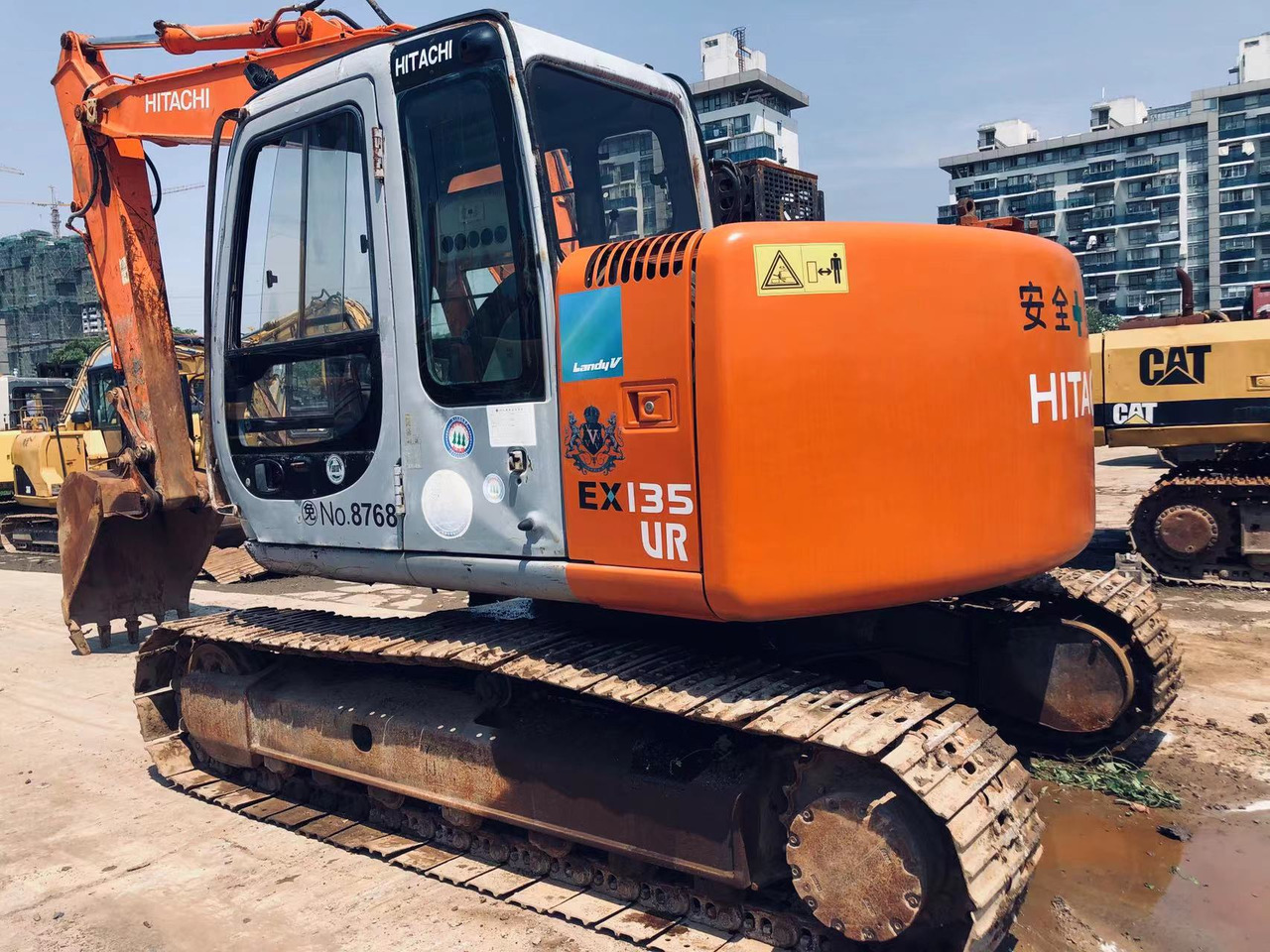 HITACHI EX135 - Kāpurķēžu ekskavators: foto 2 HITACHI EX135 - Kāpurķēžu ekskavators: foto 2