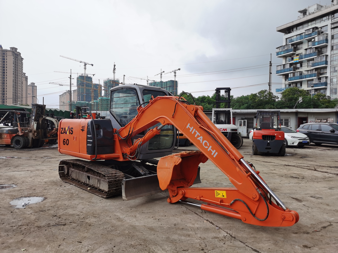 HITACHI ZX60 - Kāpurķēžu ekskavators: foto 5 HITACHI ZX60 - Kāpurķēžu ekskavators: foto 5