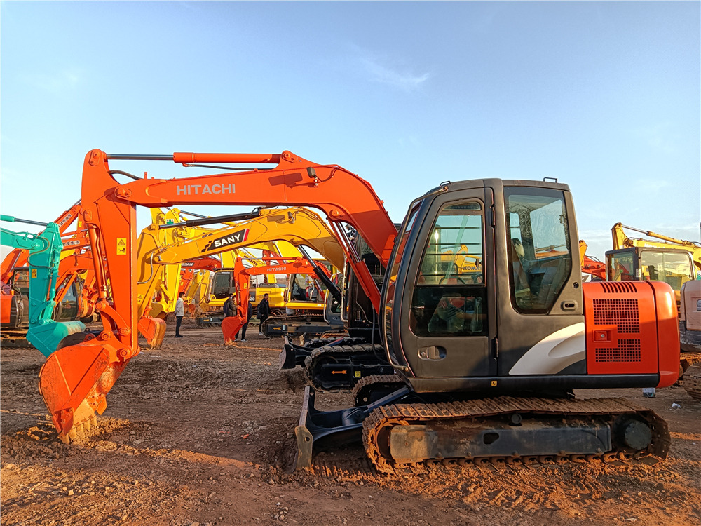 HITACHI ZX60 - Kāpurķēžu ekskavators: foto 1 HITACHI ZX60 - Kāpurķēžu ekskavators: foto 1