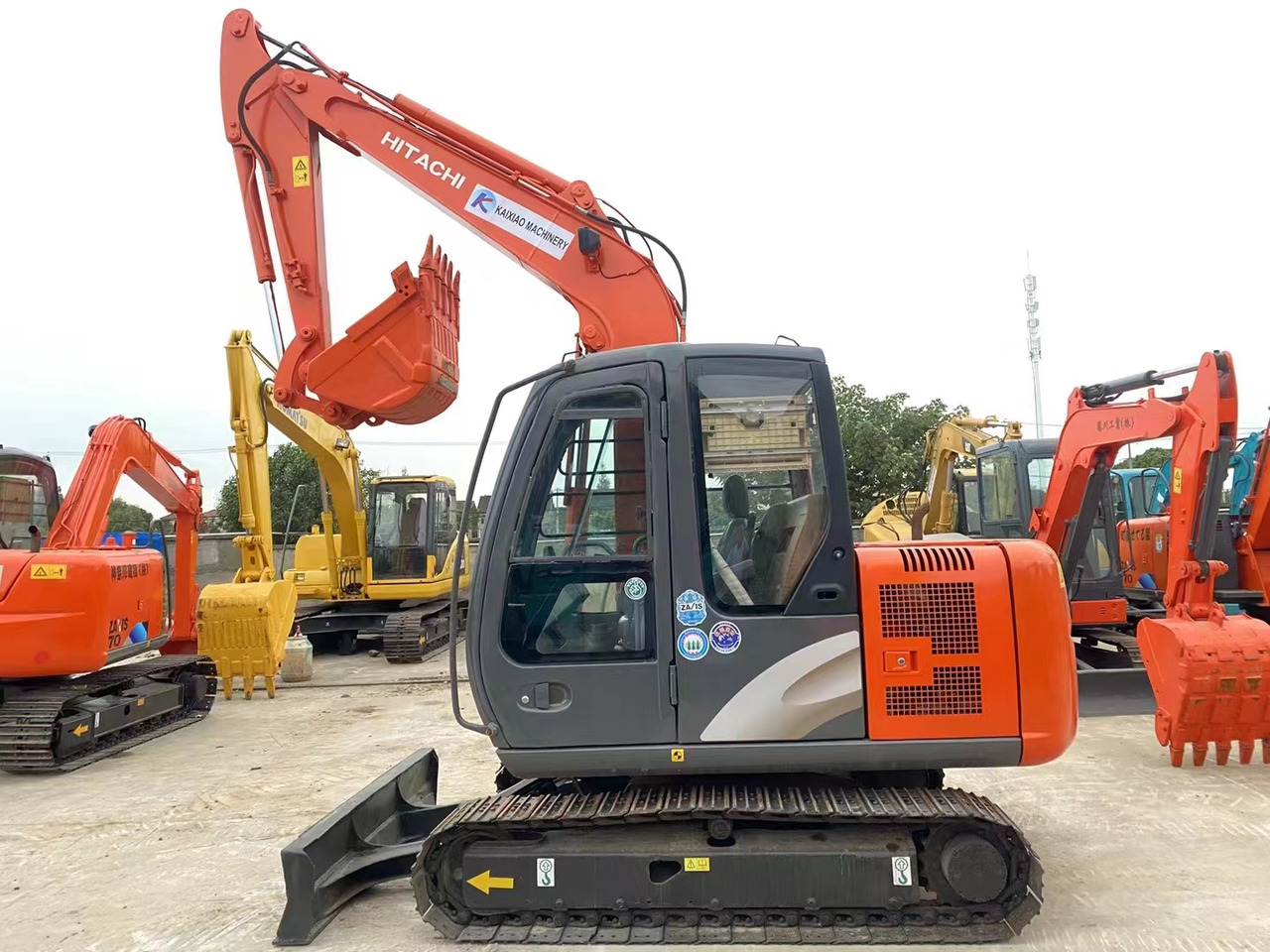 HITACHI ZX60 - Kāpurķēžu ekskavators: foto 1 HITACHI ZX60 - Kāpurķēžu ekskavators: foto 1