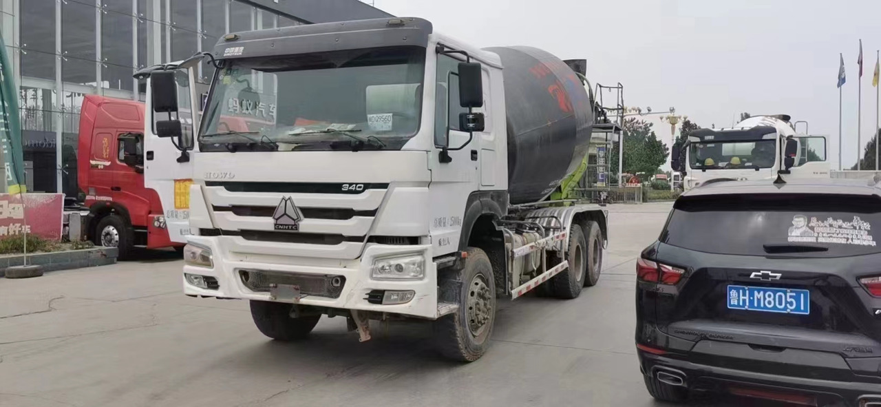 HOWO 6*4 Cement Mixer Truck - Betonvedējs: foto 1 HOWO 6*4 Cement Mixer Truck - Betonvedējs: foto 1