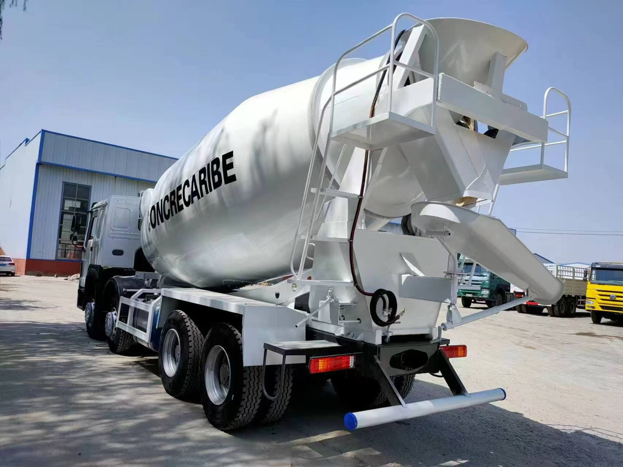 HOWO Cement Mixer Truck Click for Discount - Šasija kravas automašīna: foto 5 HOWO Cement Mixer Truck Click for Discount - Šasija kravas automašīna: foto 5