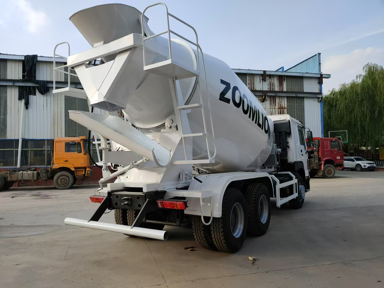 HOWO Cement Mixer Truck Click for Discount - Šasija kravas automašīna: foto 4 HOWO Cement Mixer Truck Click for Discount - Šasija kravas automašīna: foto 4