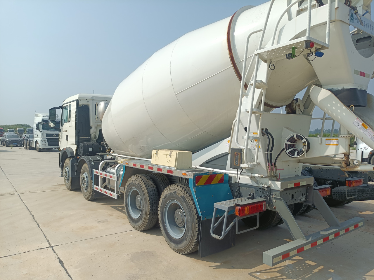 HOWO TX350 Cement Mixer Truck - Betonvedējs: foto 4 HOWO TX350 Cement Mixer Truck - Betonvedējs: foto 4