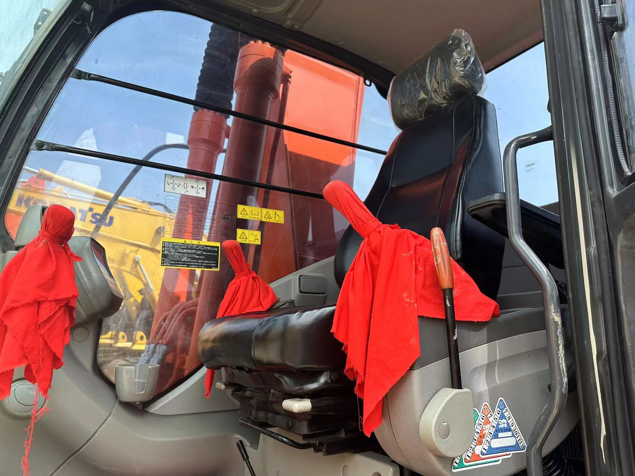 Hitachi ZX200 Excavator Click for Discount - Ekskavators: foto 2 Hitachi ZX200 Excavator Click for Discount - Ekskavators: foto 2