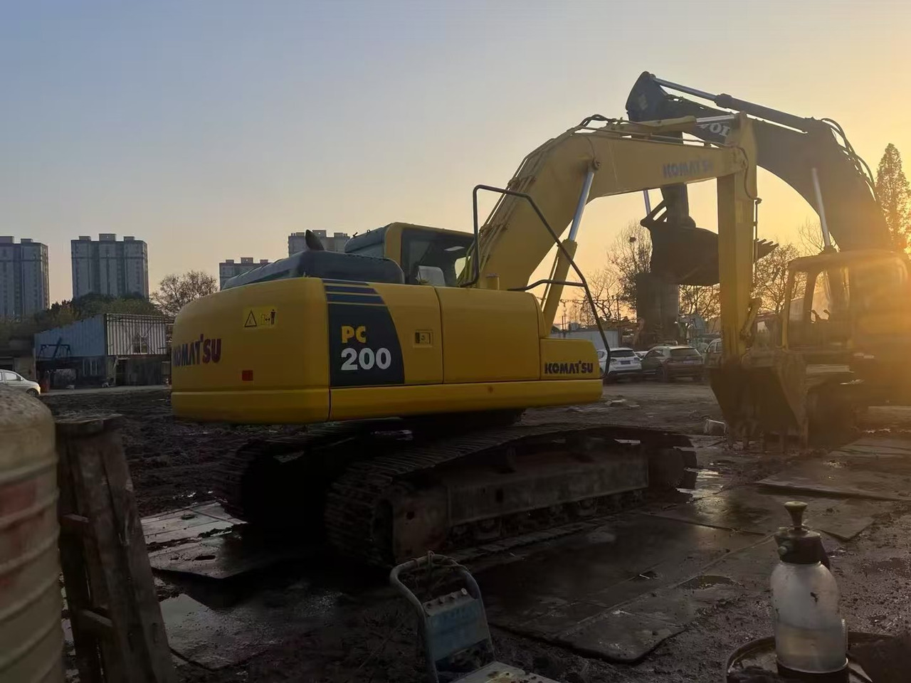 KOMATSU PC200-8 - Kāpurķēžu ekskavators: foto 1 KOMATSU PC200-8 - Kāpurķēžu ekskavators: foto 1