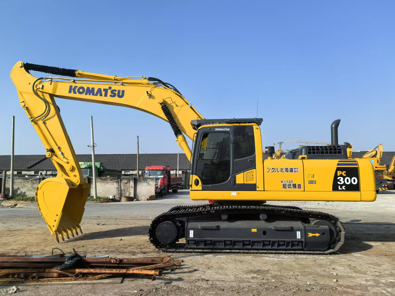 KOMATSU PC300-8 - Kāpurķēžu ekskavators: foto 1 KOMATSU PC300-8 - Kāpurķēžu ekskavators: foto 1