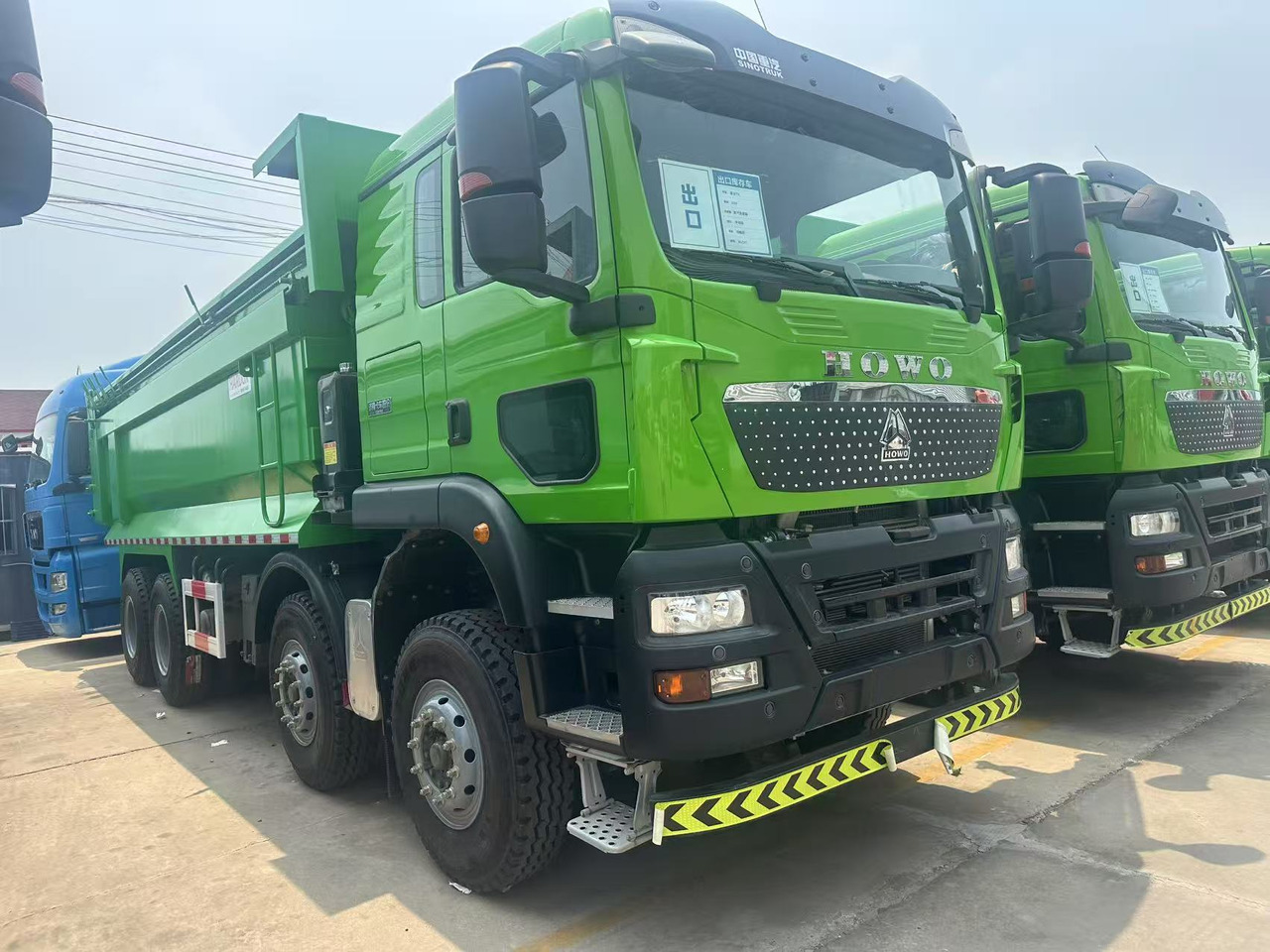 SINOTRUK Dump Truck 8x4 Click for Discount - Kravas automašīna pašizgāzējs: foto 1 SINOTRUK Dump Truck 8x4 Click for Discount - Kravas automašīna pašizgāzējs: foto 1