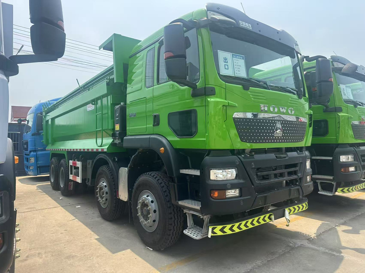 SINOTRUK Dump Truck 8x4 Click for Discount - Kravas automašīna pašizgāzējs: foto 3 SINOTRUK Dump Truck 8x4 Click for Discount - Kravas automašīna pašizgāzējs: foto 3