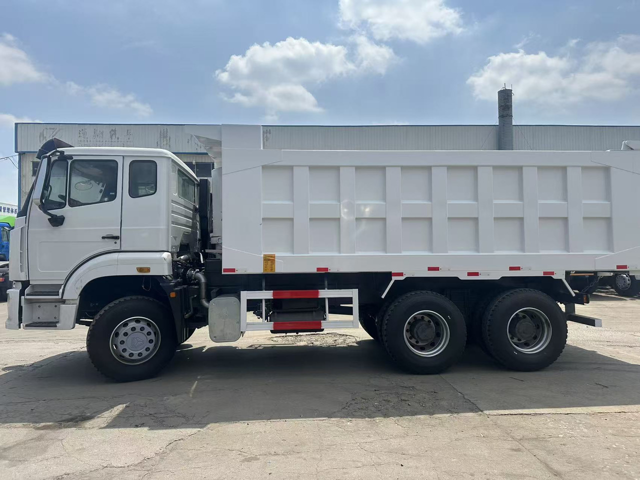 SINOTRUK HOWO 6x4 Dump Truck Click for Discount - Kravas automašīna pašizgāzējs: foto 3 SINOTRUK HOWO 6x4 Dump Truck Click for Discount - Kravas automašīna pašizgāzējs: foto 3