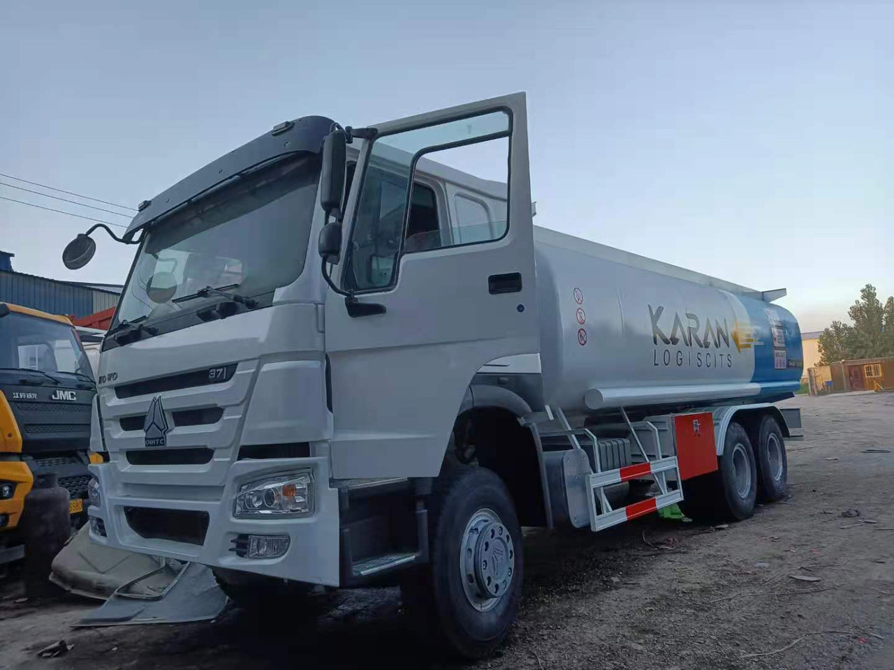SINOTRUK Howo 371 Fuel Tanker Click Here For DISCOUNT - Autocisterna: foto 2 SINOTRUK Howo 371 Fuel Tanker Click Here For DISCOUNT - Autocisterna: foto 2
