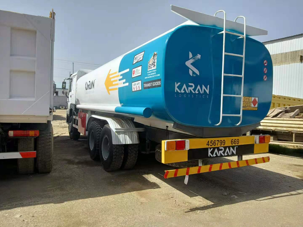 SINOTRUK Howo 371 Fuel Tanker Click Here For DISCOUNT - Autocisterna: foto 3 SINOTRUK Howo 371 Fuel Tanker Click Here For DISCOUNT - Autocisterna: foto 3