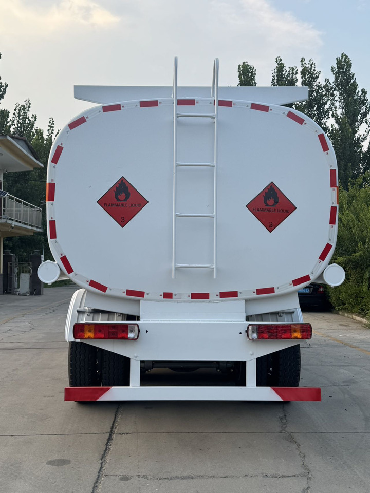 SINOTRUK Howo Fuel Tanker Click Here For DISCOUNT - Autocisterna: foto 4 SINOTRUK Howo Fuel Tanker Click Here For DISCOUNT - Autocisterna: foto 4