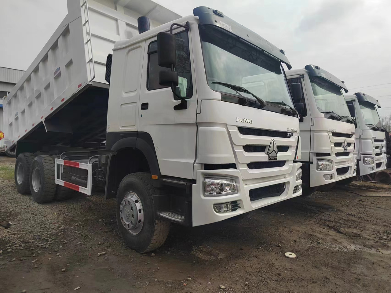 Sino HOWO 6x4 Dump Truck Click for Discount - Kravas automašīna pašizgāzējs: foto 4 Sino HOWO 6x4 Dump Truck Click for Discount - Kravas automašīna pašizgāzējs: foto 4