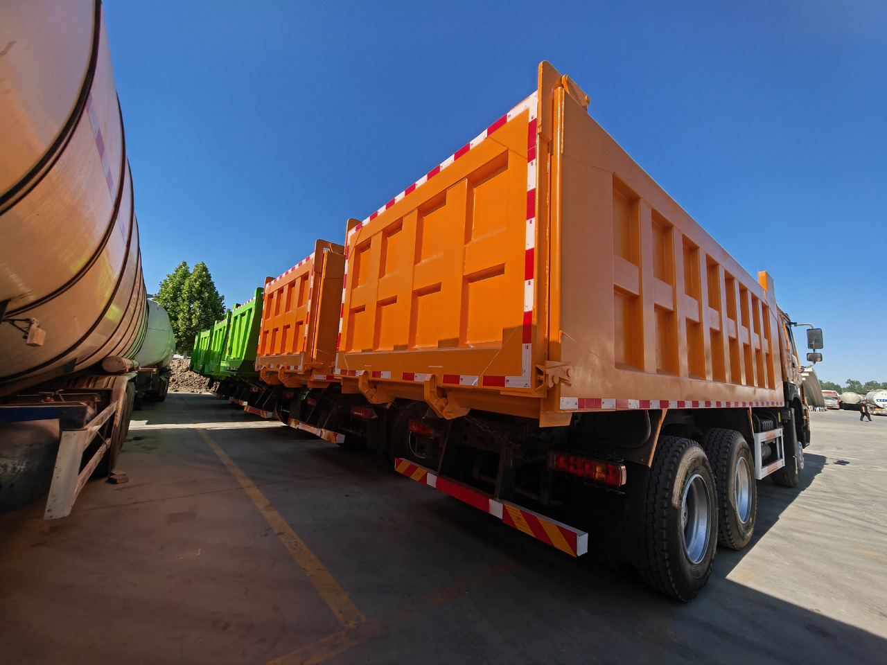 Sinotrack HOWO 6x4 Dump Truck Click for Discount - Kravas automašīna pašizgāzējs: foto 3 Sinotrack HOWO 6x4 Dump Truck Click for Discount - Kravas automašīna pašizgāzējs: foto 3