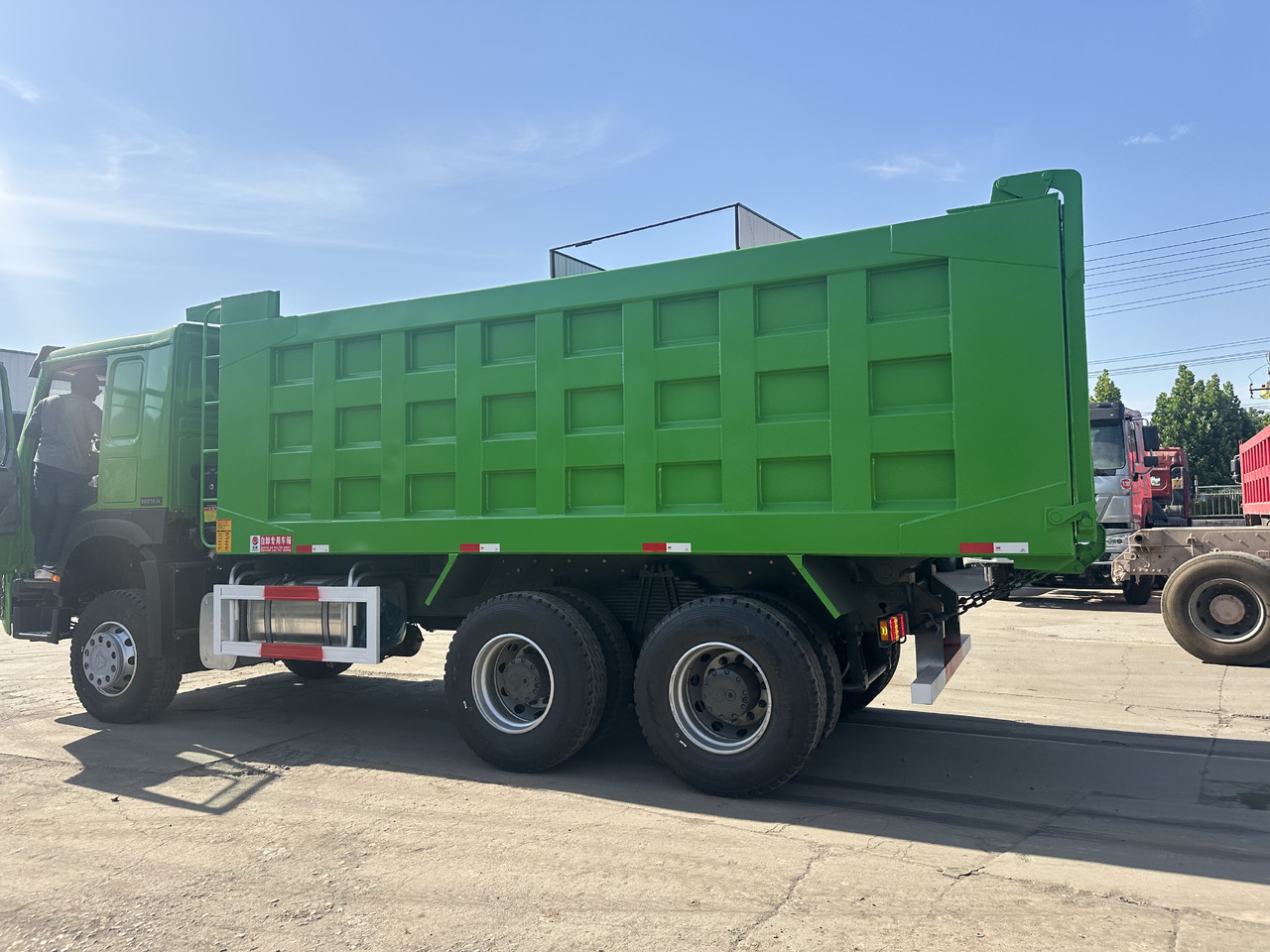 Sinotruck 6x4 HOWO Dump Truck Clcik for Discount - Kravas automašīna pašizgāzējs: foto 4 Sinotruck 6x4 HOWO Dump Truck Clcik for Discount - Kravas automašīna pašizgāzējs: foto 4