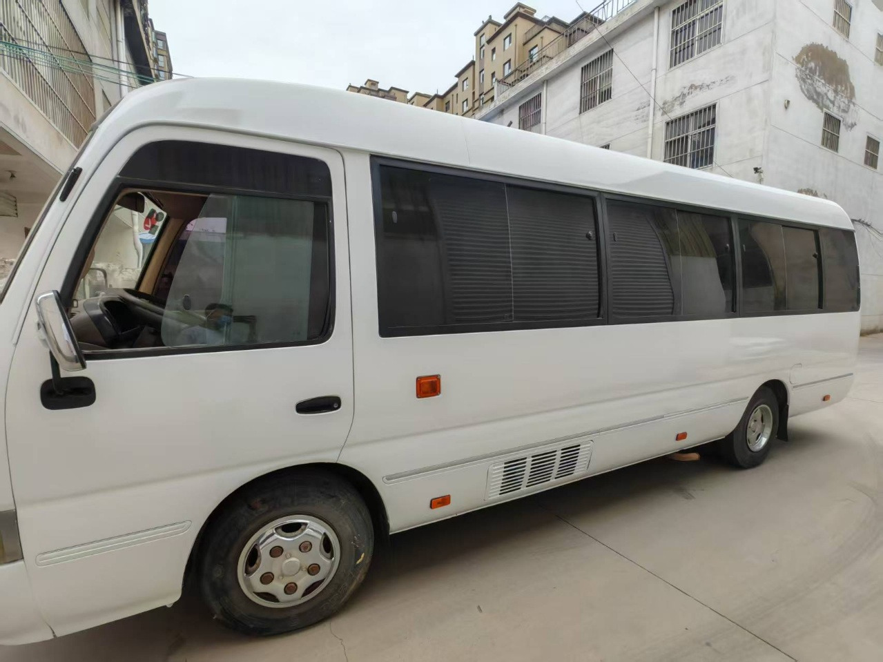 TOYOTA White Mini Bus 29 Seats Click Here for Discount - Starppilsētu autobuss: foto 4 TOYOTA White Mini Bus 29 Seats Click Here for Discount - Starppilsētu autobuss: foto 4
