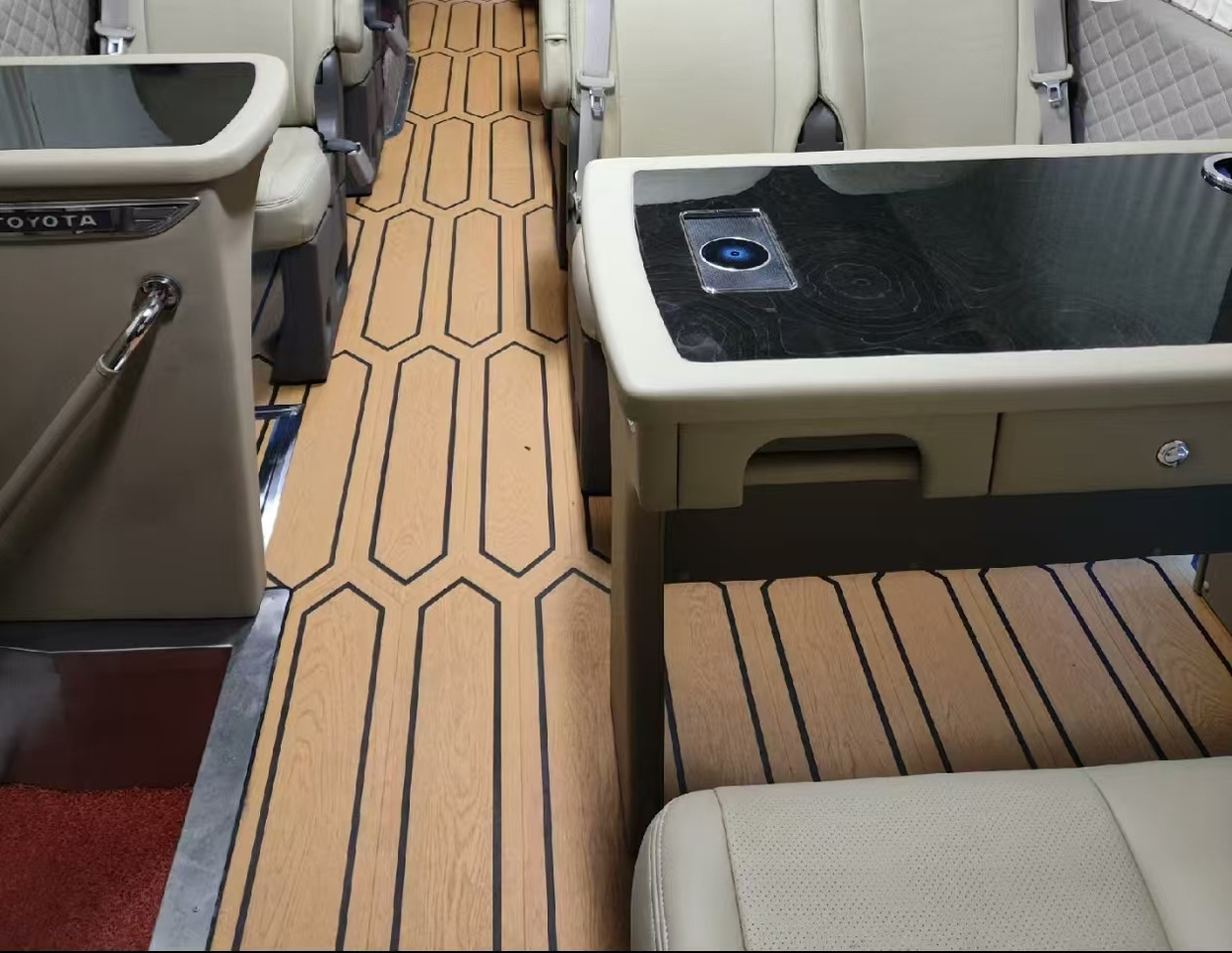 TOYOTA White Mini Bus Click Here for Discount - Starppilsētu autobuss: foto 4 TOYOTA White Mini Bus Click Here for Discount - Starppilsētu autobuss: foto 4