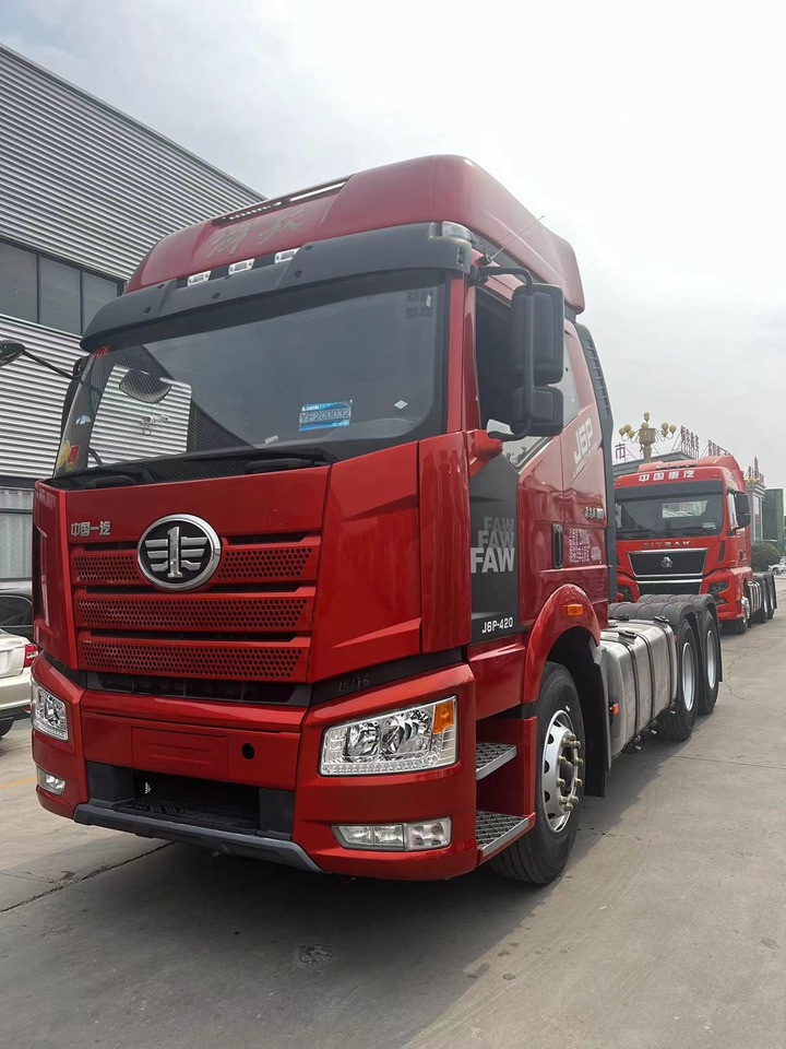 SINOTRUK Tractor Unit J6P 6X4 Manual Transmission New - Vilcējs: foto 1 SINOTRUK Tractor Unit J6P 6X4 Manual Transmission New - Vilcējs: foto 1