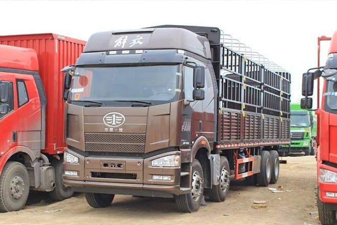 FAW FAW J6P Livestock Truck for Sale in Uganda - Kravas automašīna dzīvnieku pārvadāšanai: foto 1 FAW FAW J6P Livestock Truck for Sale in Uganda - Kravas automašīna dzīvnieku pārvadāšanai: foto 1