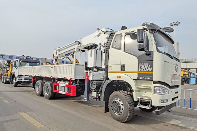 FAW FAW Truck Mounted Crane with Hydraulic Boom for Sale in Kuwait - Kravas auto ar manipulatoru: foto 1 FAW FAW Truck Mounted Crane with Hydraulic Boom for Sale in Kuwait - Kravas auto ar manipulatoru: foto 1