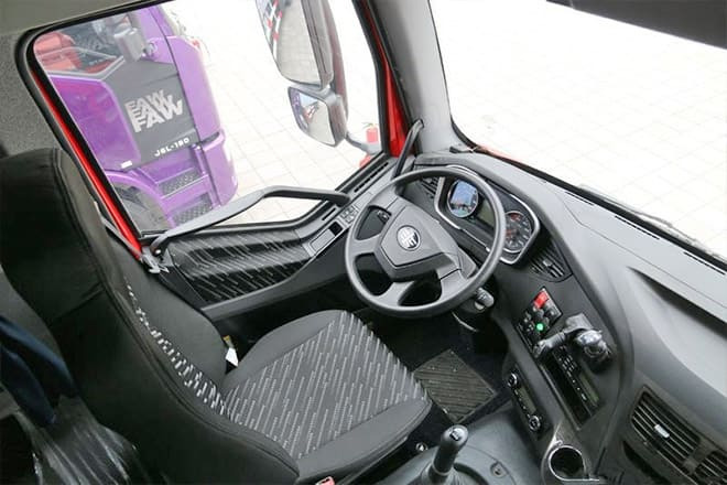 FAW Faw J6P Box Truck 4X2 for Sale in Sierra Leone - Kravas automašīna ar slēgto virsbūvi: foto 4 FAW Faw J6P Box Truck 4X2 for Sale in Sierra Leone - Kravas automašīna ar slēgto virsbūvi: foto 4