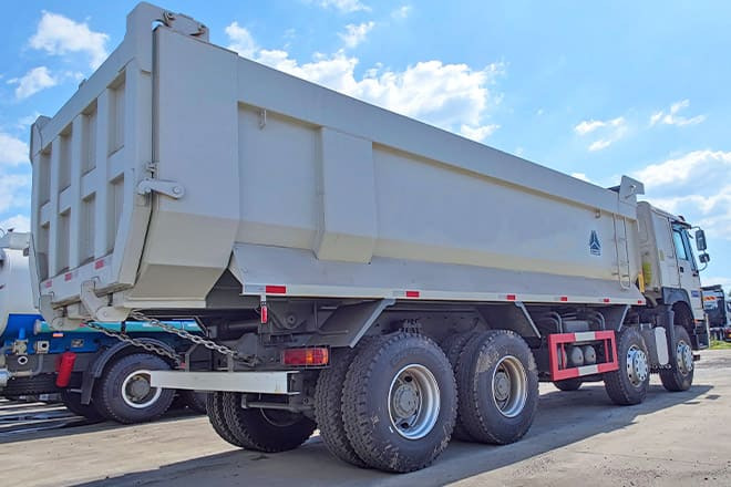 SINOTRUK Howo 8x4 Tipper Truck for Sale in Guinea - Kravas automašīna pašizgāzējs: foto 5 SINOTRUK Howo 8x4 Tipper Truck for Sale in Guinea - Kravas automašīna pašizgāzējs: foto 5