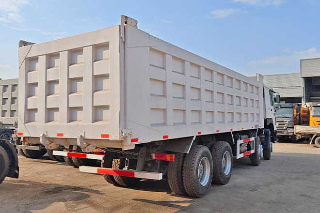 SINOTRUK Sino Howo 8x4 Dump Truck 371 for Sale in Sierra Leone - Kravas automašīna pašizgāzējs: foto 2 SINOTRUK Sino Howo 8x4 Dump Truck 371 for Sale in Sierra Leone - Kravas automašīna pašizgāzējs: foto 2