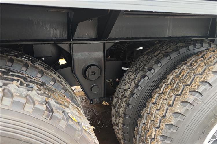 Jaunā Puspiekabe cisterna pārvadāšana bitumena TITAN 3 Axle Bitumen Asphalt Tanker Trailer for Sale In Nigeria: foto 6