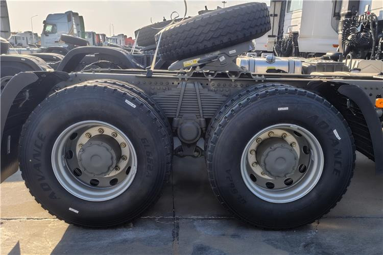 SINOTRUK Howo NX Truck Tractor 6x4 380hp Price for Sale In Tanzania - Vilcējs: foto 5 SINOTRUK Howo NX Truck Tractor 6x4 380hp Price for Sale In Tanzania - Vilcējs: foto 5