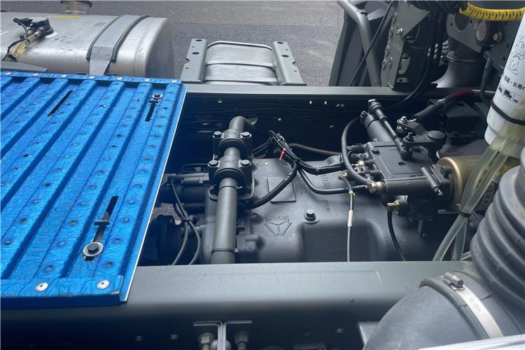 SINOTRUK Used Howo 371hp Tractor Truck for Sale In Cameroon - Vilcējs: foto 5 SINOTRUK Used Howo 371hp Tractor Truck for Sale In Cameroon - Vilcējs: foto 5