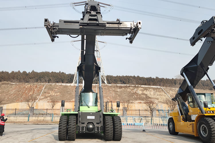 XCMG Reach Stacker Price for Sale in Guyana - Konteineru iekrāvējs: foto 1 XCMG Reach Stacker Price for Sale in Guyana - Konteineru iekrāvējs: foto 1