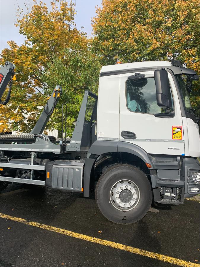 Mercedes Actros 1835 - Būvgružu konteineru vedējs: foto 1 Mercedes Actros 1835 - Būvgružu konteineru vedējs: foto 1