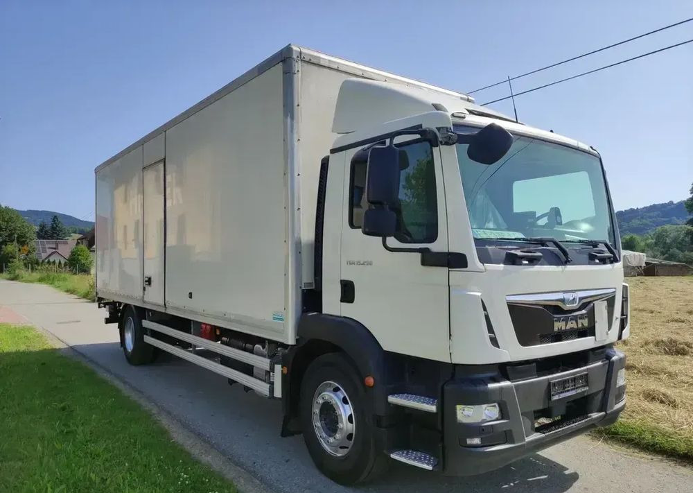 MAN TGM 15.290 kontener , winda - Kravas automašīna ar slēgto virsbūvi: foto 1 MAN TGM 15.290 kontener , winda - Kravas automašīna ar slēgto virsbūvi: foto 1