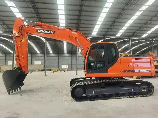 Kāpurķēžu ekskavators 2022 Doosan DX225: foto 13