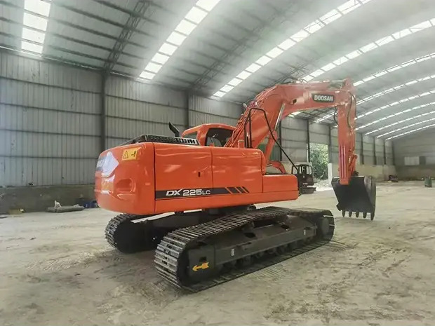 Kāpurķēžu ekskavators 2022 Doosan DX225: foto 15