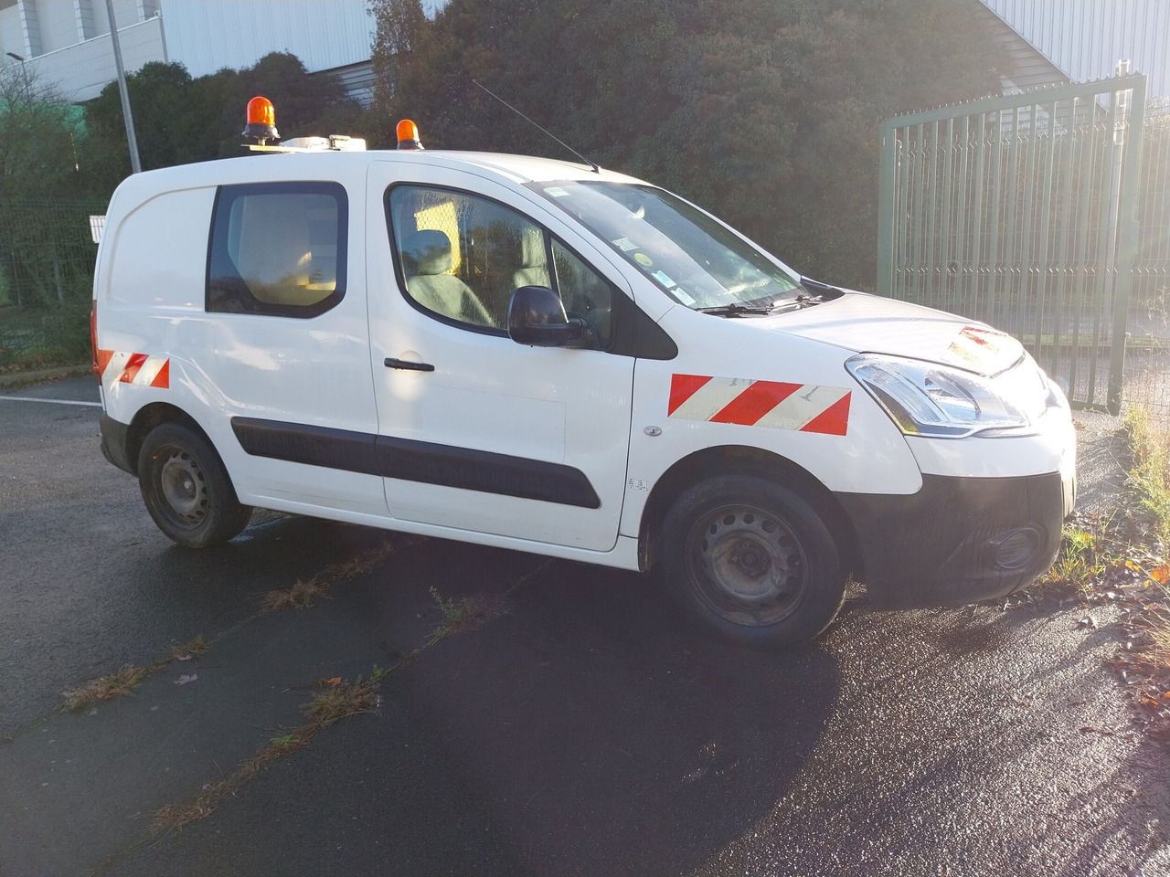 Citroën Berlingo PH2 Diesel. Contrôle technique favorable, mais une contre-visite devra être effectuée avant le 24 Juillet 2026. VEHICULE VENDU EN L'ETAT, AUCUNE GARANTIE (il peut y avoir des problème - Vieglā automašīna: foto 4 Citroën Berlingo PH2 Diesel. Contrôle technique favorable, mais une contre-visite devra être effectuée avant le 24 Juillet 2026. VEHICULE VENDU EN L'ETAT, AUCUNE GARANTIE (il peut y avoir des problème - Vieglā automašīna: foto 4
